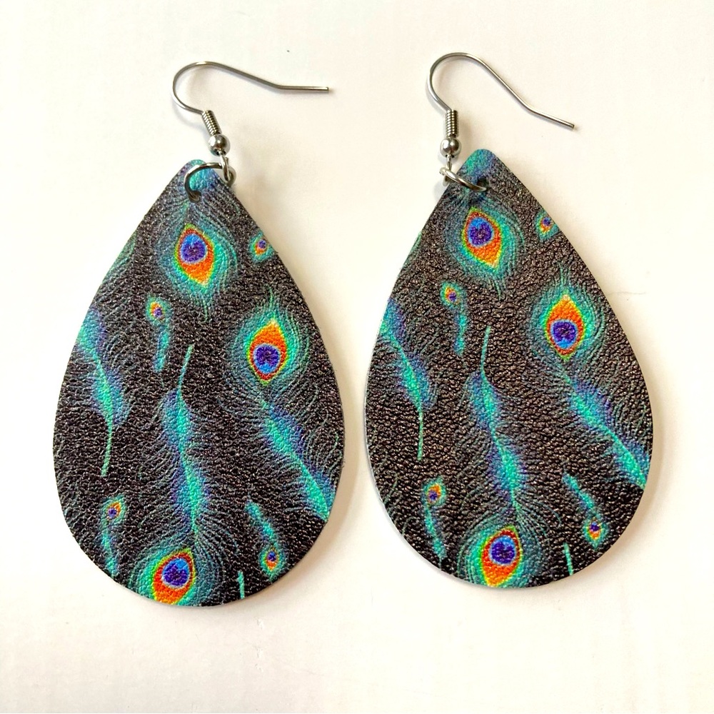 BNWT Green Peacock Feather Print on PU Leather Teardrop Earrings - Exquisite - Picture 1 of 6